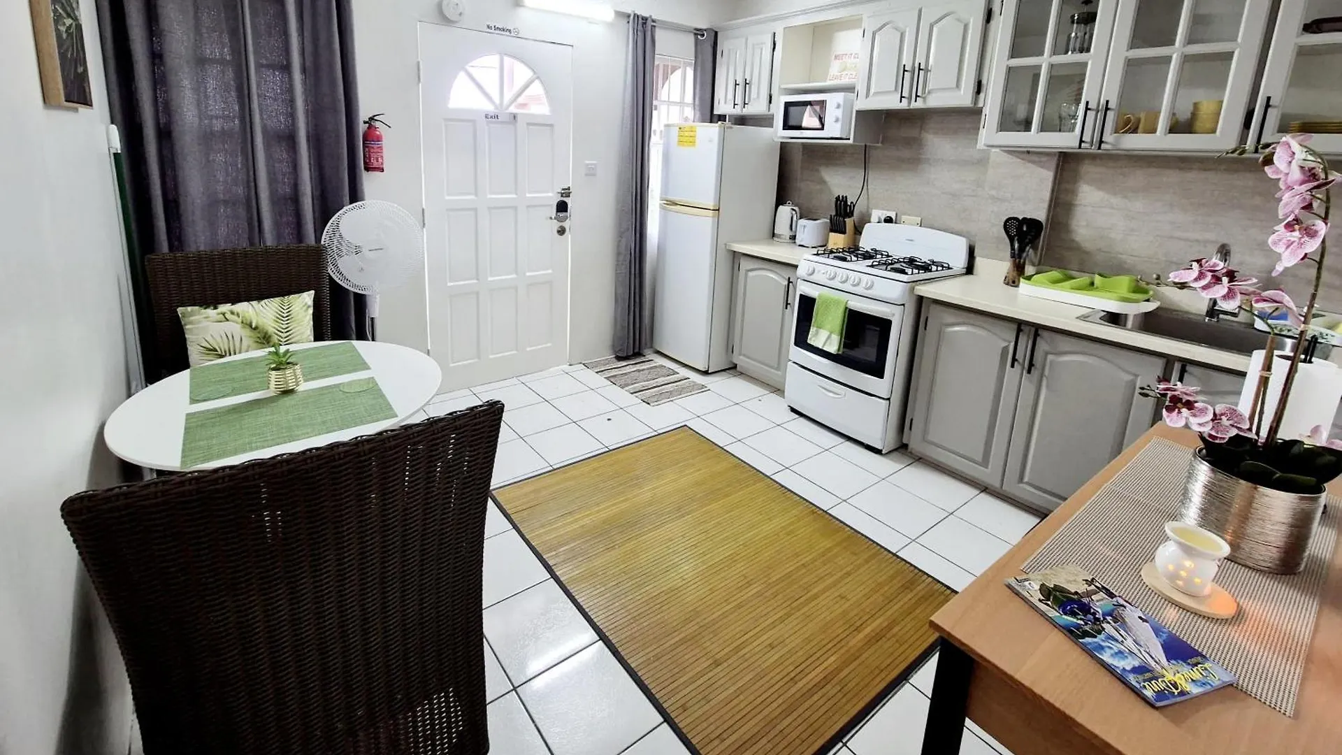 Silver View Apartments St. George's Guest house